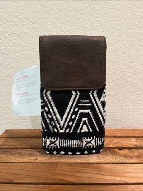 Thirty-one Call Me Crossbody. Black and White Aztec Phone Wallet with Brown Trim